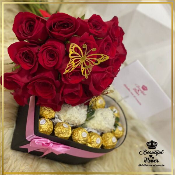 ramo de mano rosas con chocolates Ramo de mano con caja de chocolates en corazón