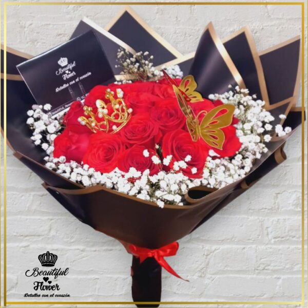 ramo de mano rosas rojas con corona Ramo de mano con rosas rojas, coronita y mariposa