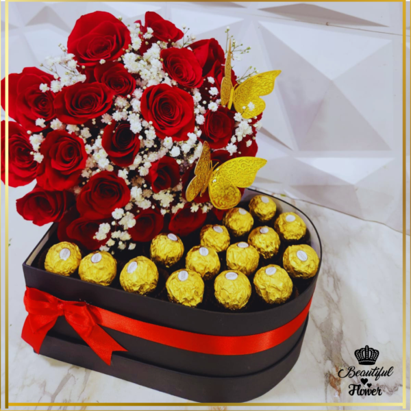 Ramo de mano con caja de chocolates en corazón