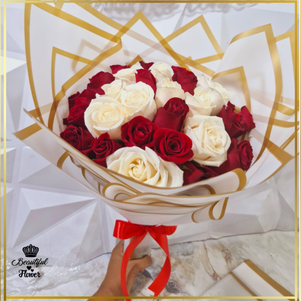 Ramo rosas blancas y rojas